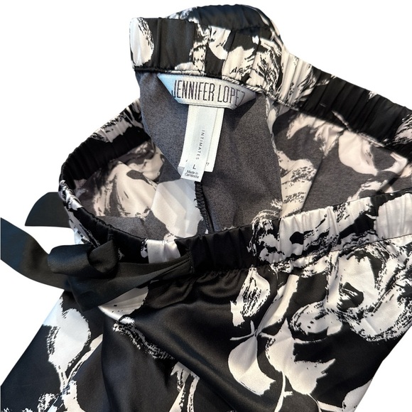 Jennifer Lopez Monochrome Floral Loungewear - Picture 3 of 4